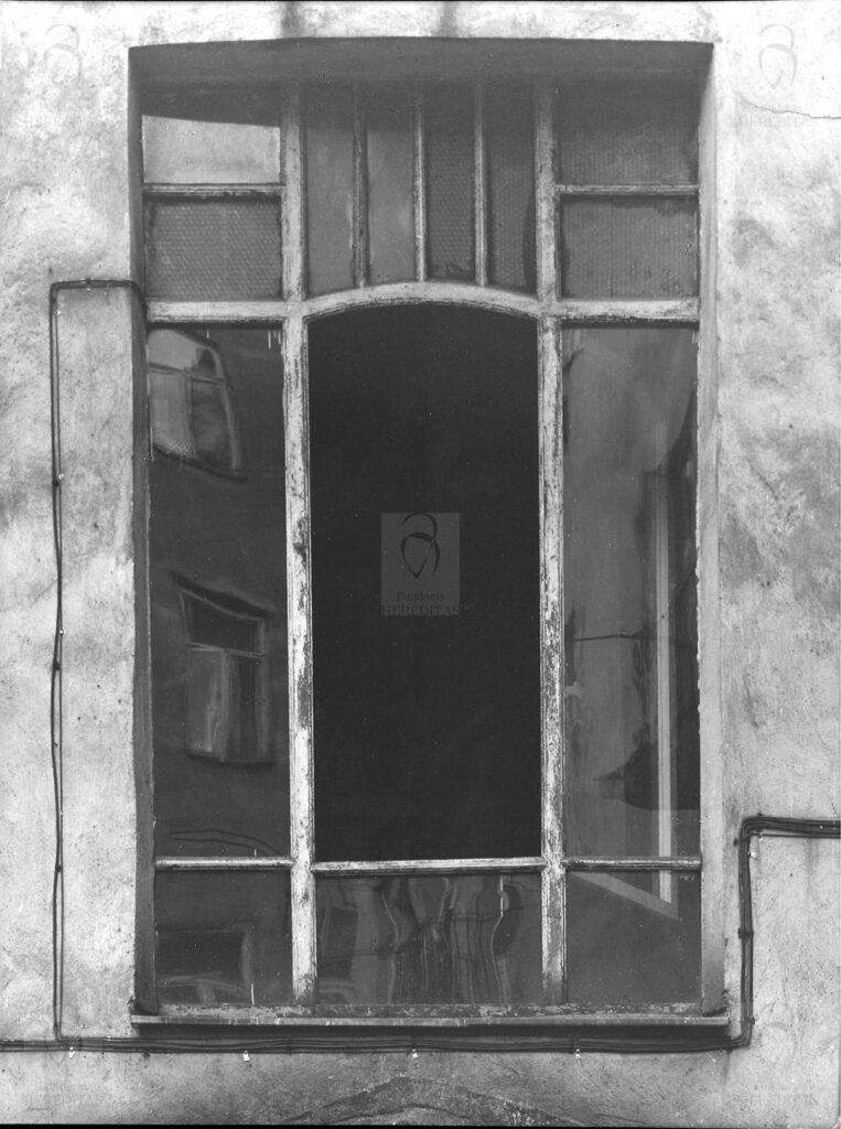 Targowa 46 - kamienica Okno klatki schodowej elewacji od podwórza budynku frontowego, fot. Bohdan Olechnicki, 1977, Archiwum WUOZ w Warszawie