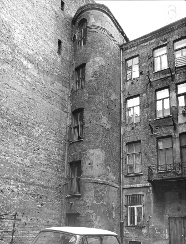 Targowa 48 - kamienica Fragment elewacji od podwórza budynku frontowego z ryzalitem klatki schodowej, fot. Bohdan Olechnicki, 1977, Archiwum WUOZ w Warszawie