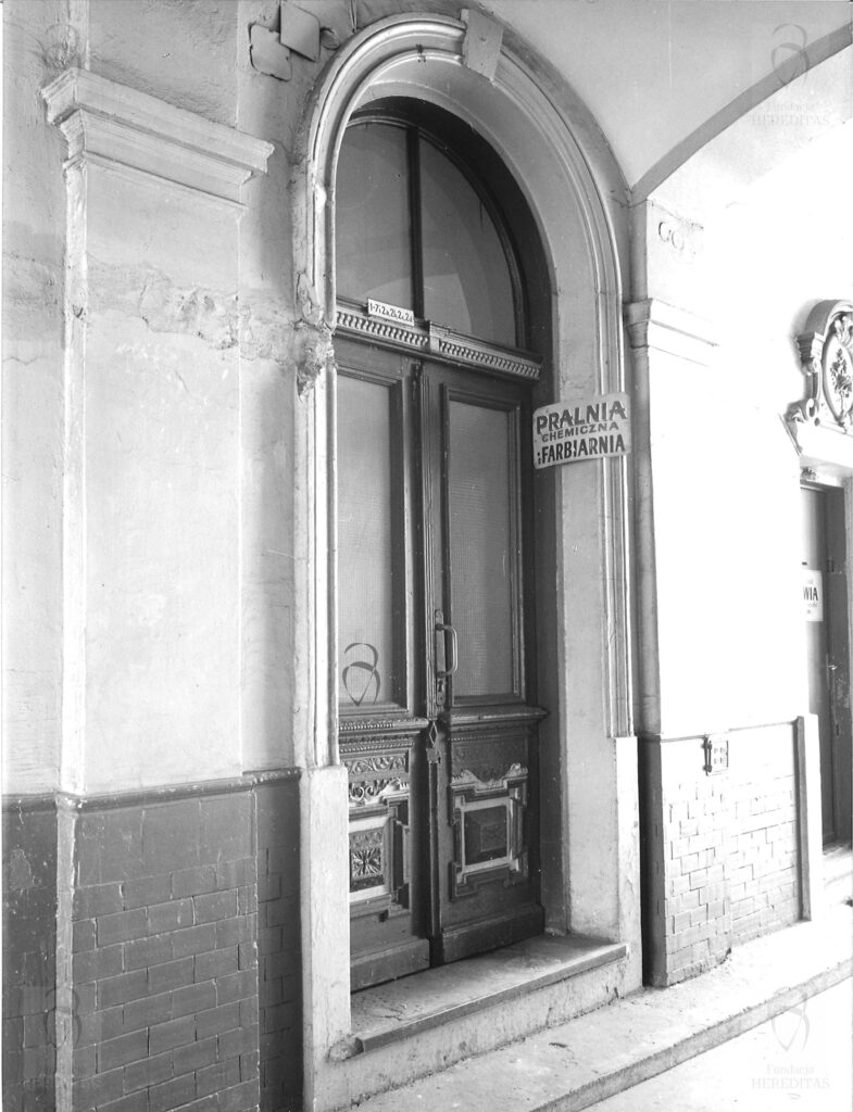 Targowa 61 - kamienica Drzwi w przejeździe bramnym prowadzącej do klatki schodowej, fot. Bohdan Olechnicki, 1977, Archiwum WUOZ w Warszawie