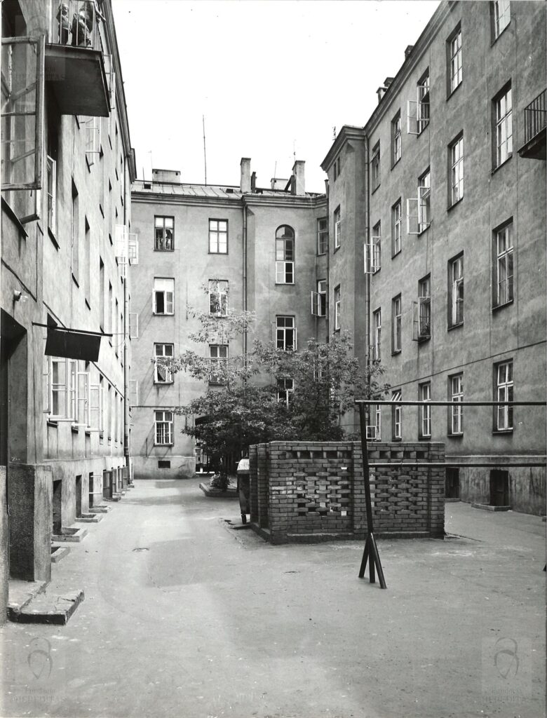 Targowa 61 - kamienica Elewacja od podwórza budynku frontowego, fot. Bohdan Olechnicki, 1977, Archiwum WUOZ w Warszawie