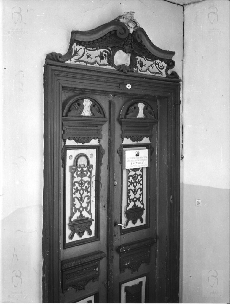 Targowa 61 - kamienica Drzwi na klatce schodowej, fot. Bohdan Olechnicki, 1977, Archiwum WUOZ w Warszawie