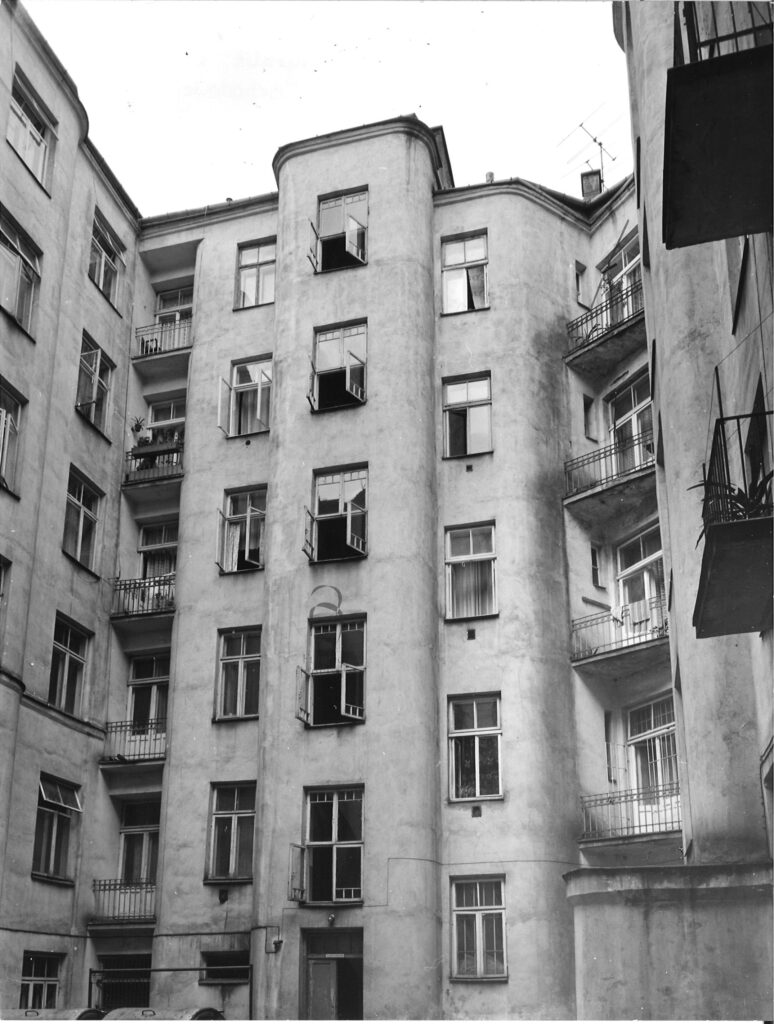 Targowa 63 - kamienica Elewacja od podwórza - widok na ryzalit klatki schodowej, fot. Bohdan Olechnicki, 1977, Archiwum WUOZ w Warszawie