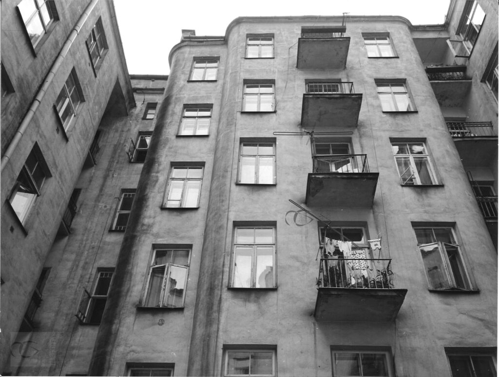 Targowa 63 - kamienica Widok elewacji od podwórza, fot. Bohdan Olechnicki, 1977, Archiwum WUOZ w Warszawie
