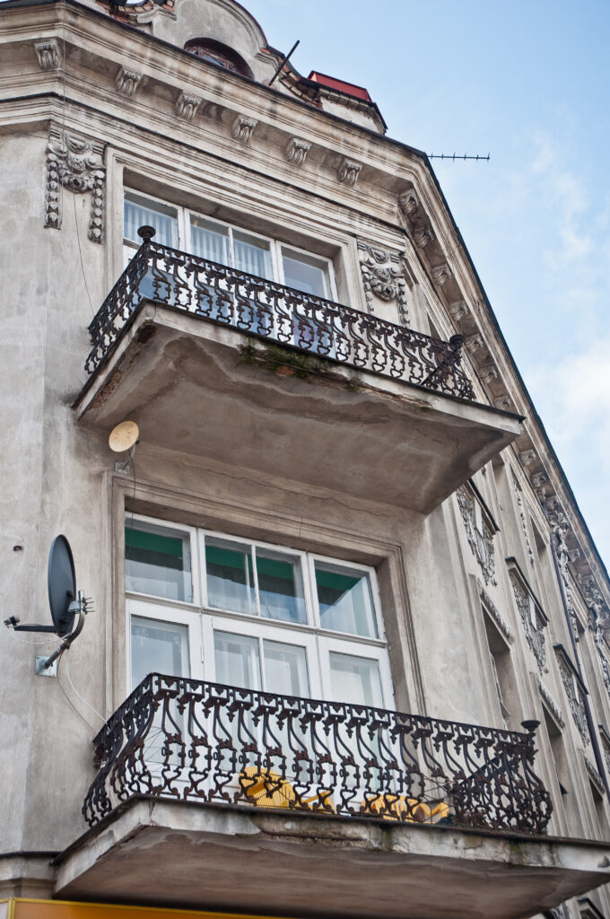 Balkony pierwszego i drugiego piętra ściętego narożnika. Fot. Teresa Adamiak, 2021, źródło: Res in Ornamento