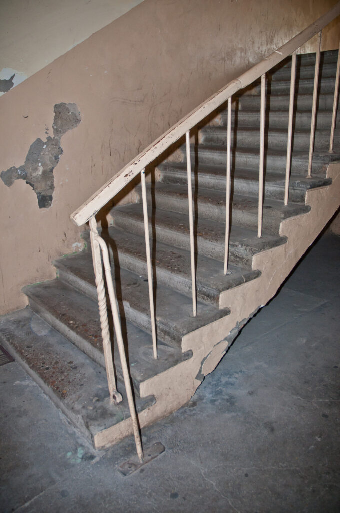 Balustrada schodów, klatka schodowa. Fot. Teresa Adamiak, 2021, źródło: Res in Ornamento