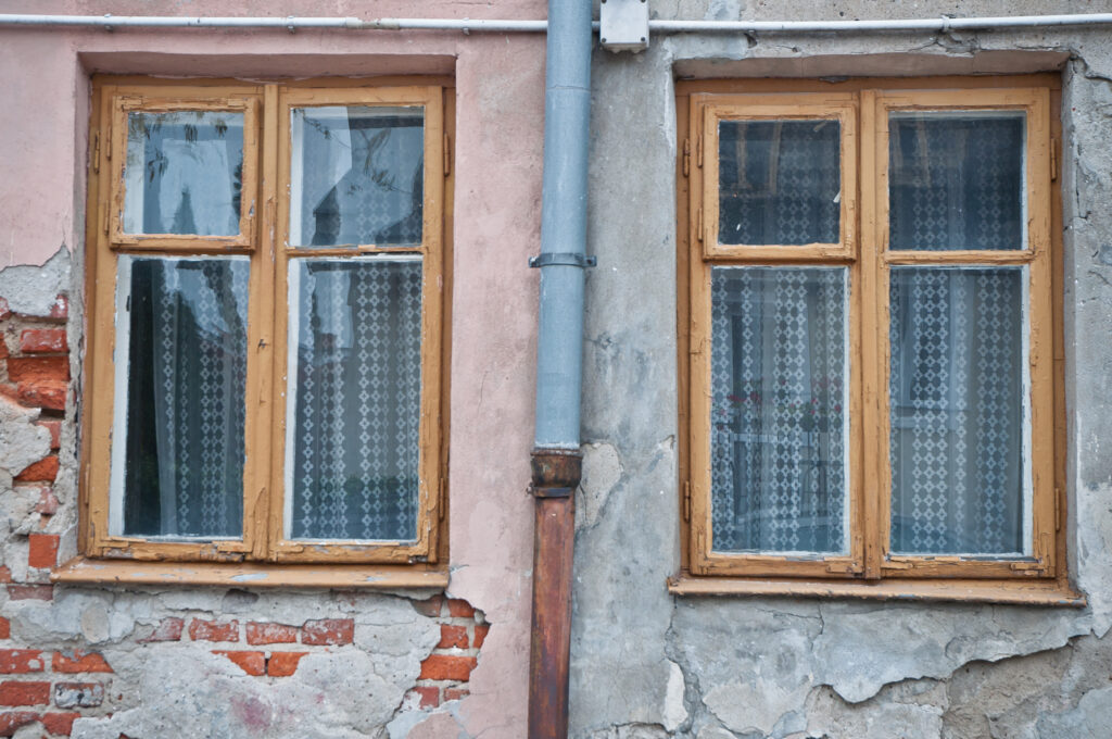 Okna od podwórza. Fot. Teresa Adamiak, 2021, źródło: Res in Ornamento