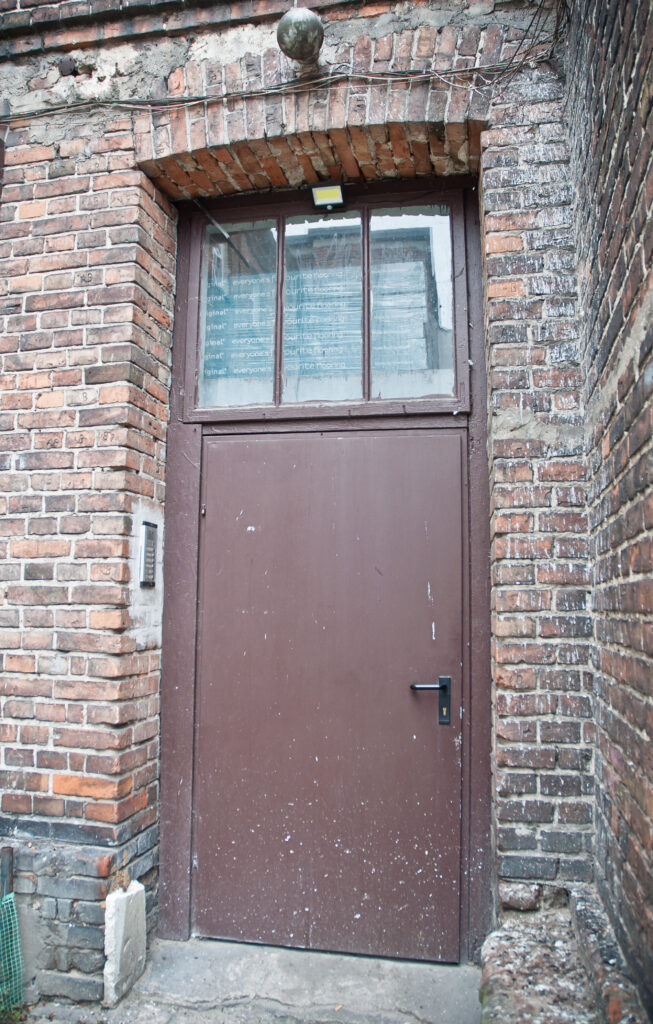 Drzwi wejściowe z nadświetlem. Fot. Teresa Adamiak, 2021, źródło: Res in Ornamento