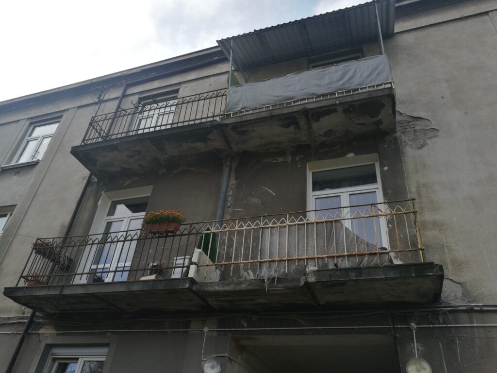 Balkony pierwszego i drugiego piętra, elewacja tylna. Fot. Magdalena Dobosz, 2021, źródło: Res in Ornamento