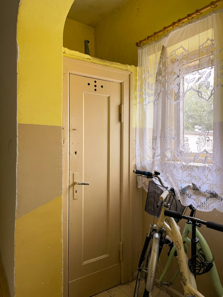 Drzwi toalety, parter (72). Fot. Mariusz Majewski, 2021, źródło: Res in Ornamento