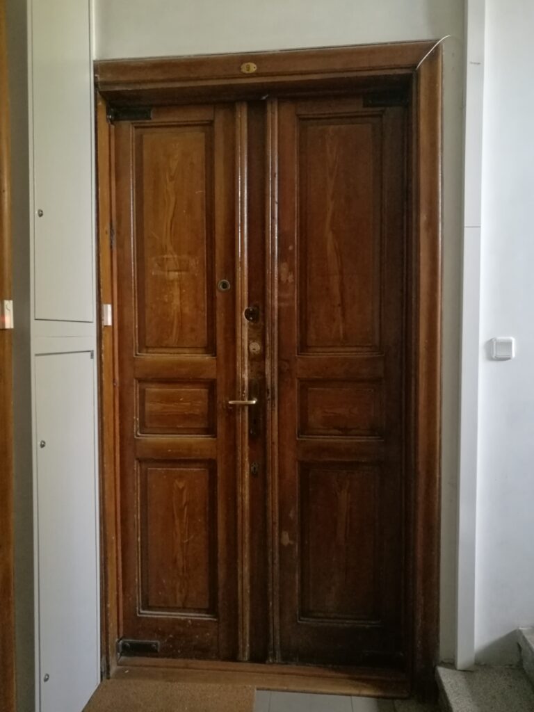 Drzwi mieszkania (nr 9), klatka schodowa. Fot. Magdalena Dobosz, 2021, źródło: Res in Ornamento