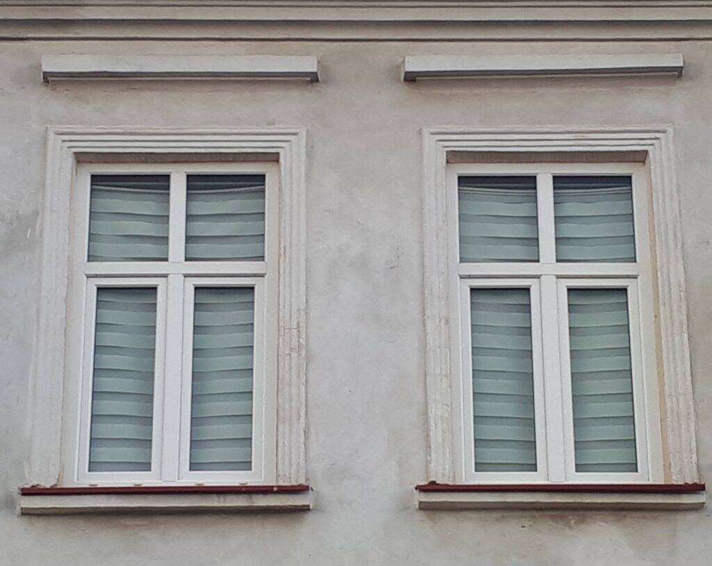 Obramienia okien pierwszego piętra. Fot. Robert Marcinkowski, 2021, źródło: Res in Ornamento