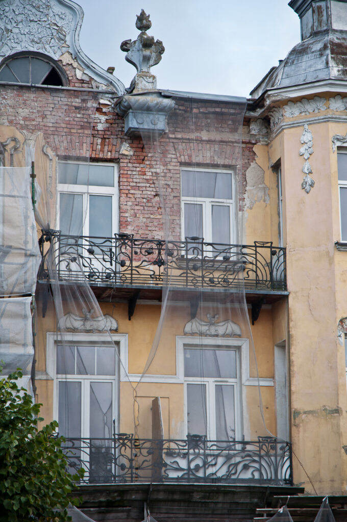 Balkony prawej strony elewacji. Fot. Teresa Adamiak, 2021, źródło: Res in Ornamento