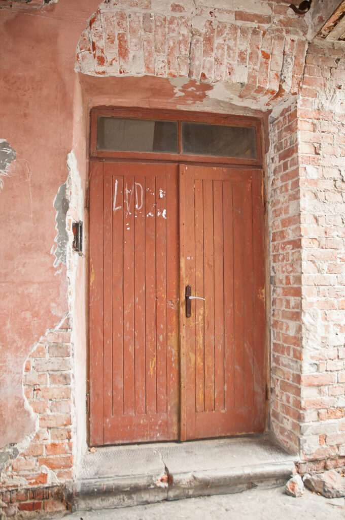 Drzwi w przejeździe bramnym. Fot. Teresa Adamiak, 2021, źródło: Res in Ornamento