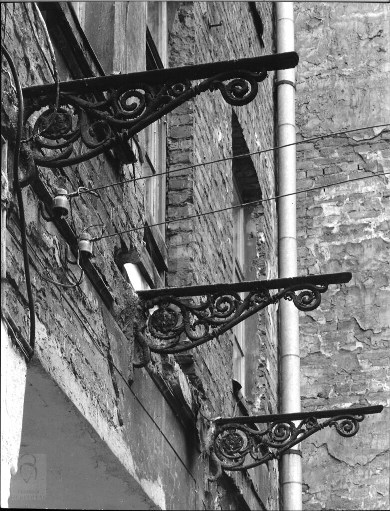 Targowa 48 - kamienica Żeliwne konsole balkonu drugiej kondygnacji elewacji od podwórza budynku frontowego, fot. Bohdan Olechnicki, 1977, Archiwum WUOZ w Warszawie