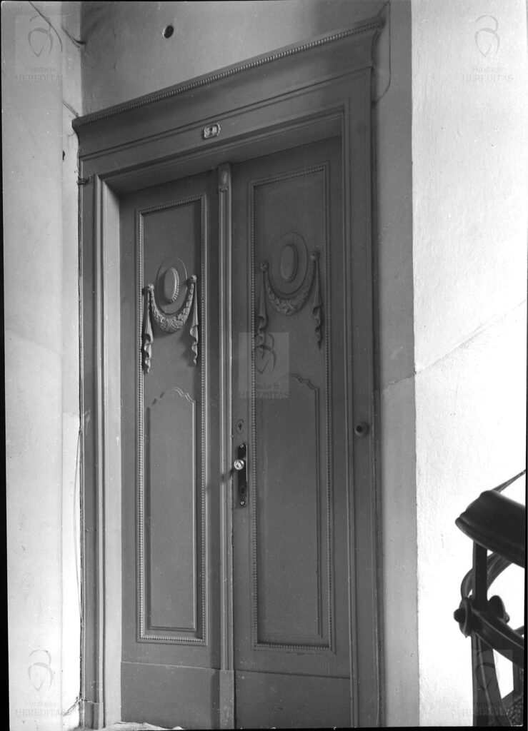 Targowa 44 - kamienica Drzwi drewniane dekorowane w klatce schodowej, fot. Bohdan Olechnicki, 1977, Archiwum WUOZ w Warszawie