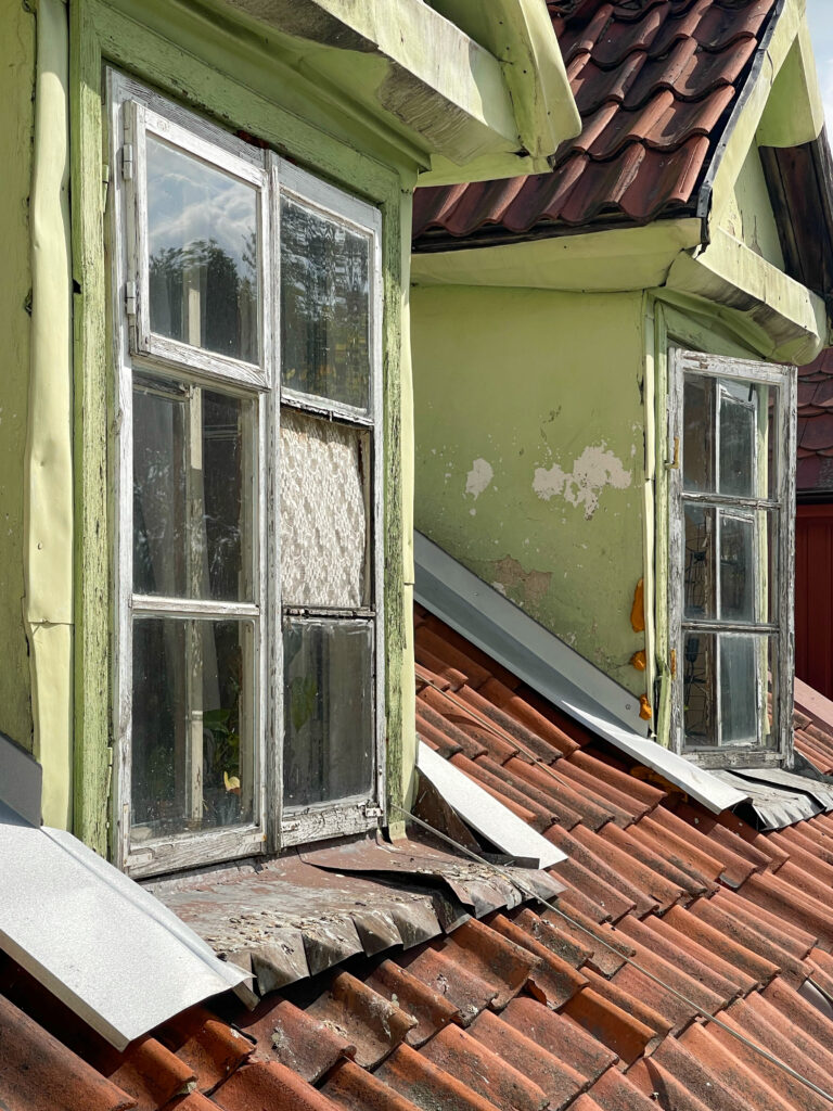 Okna facjatki od strony podwórza. Fot. Mariusz Majewski, 2021, źródło: Res in Ornamento