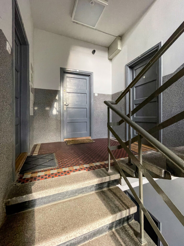 Klatka schodowa, pierwsze piętro. Fot. Mariusz Majewski, 2021, źródło: Res in Ornamento