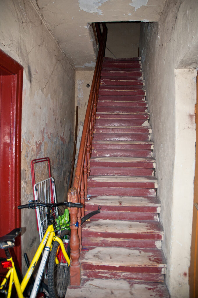 Drewniane schody. Fot. Teresa Adamiak, 2021, źródło: Res in Ornamento