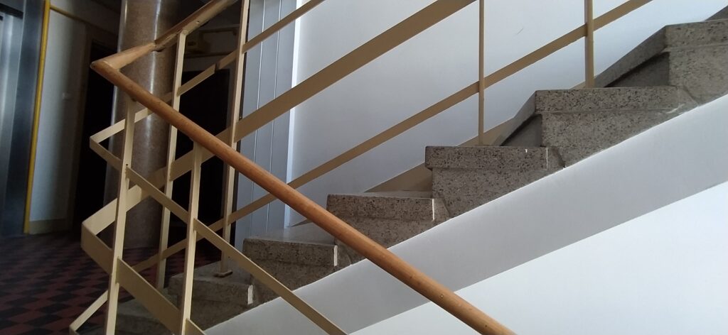 Balustrada, schody, Targowa 12. Fot. A. Latoch, 2021