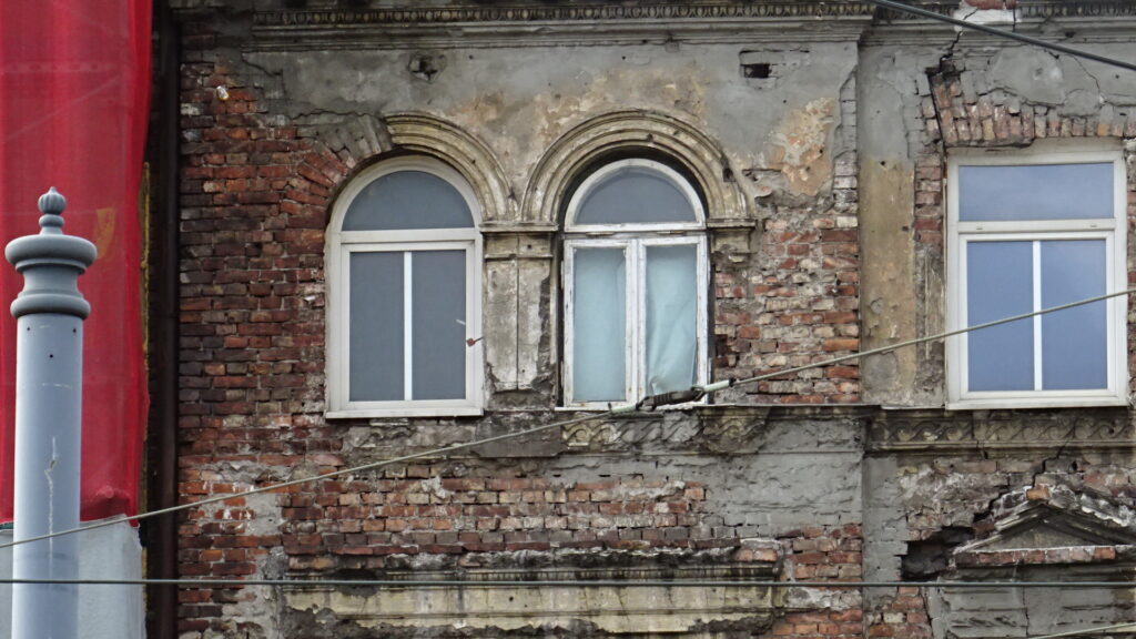 Opaski, okna, kamienica, Targowa 19. Fot. A. Latoch, 2021