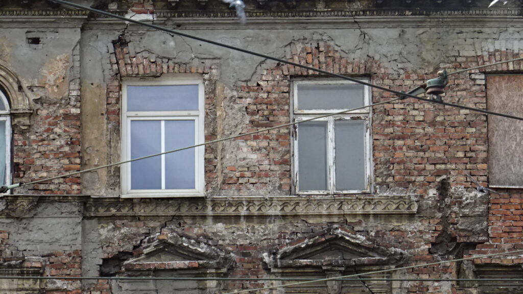 Naczółki, okna, kamienica, Targowa 19. Fot. A. Latoch, 2021