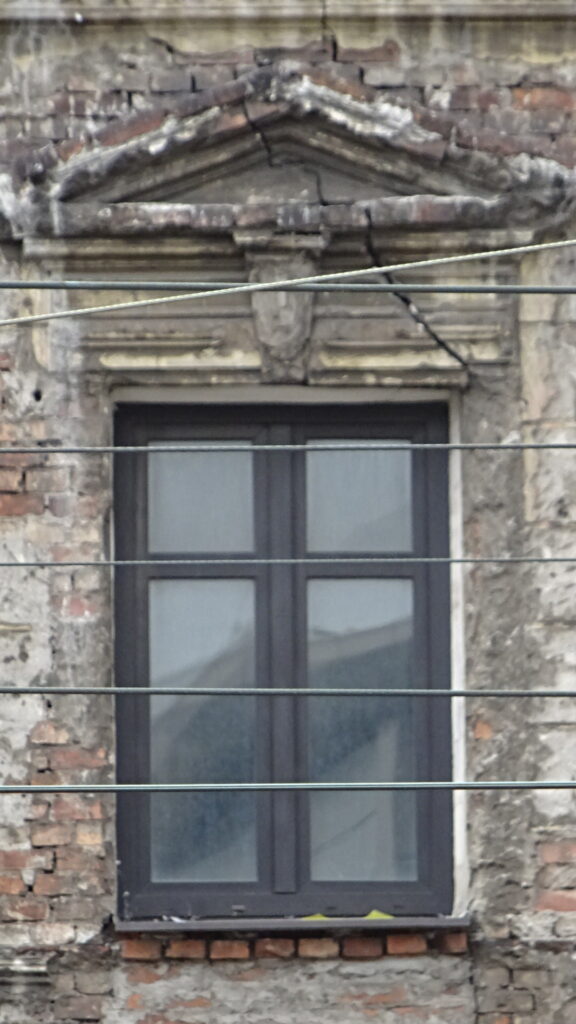 Naczółek, okna, elewacja, Targowa 19. Fot. A. Latoch, 2021