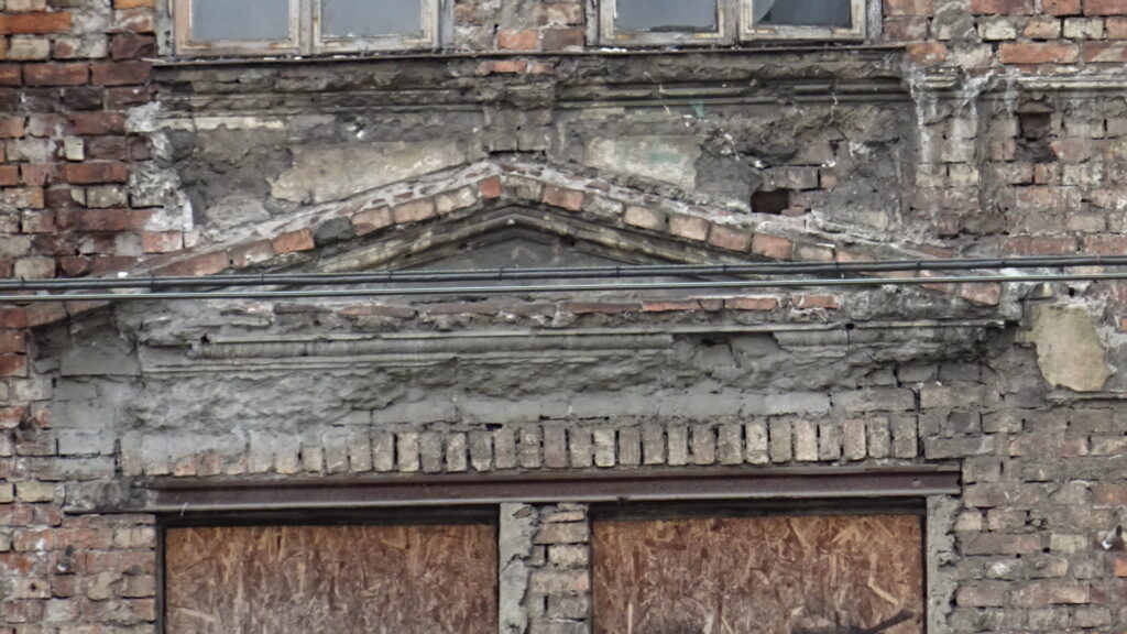 Naczółek, okno, elewacja, Targowa 19. Fot. A. Latoch, 2021