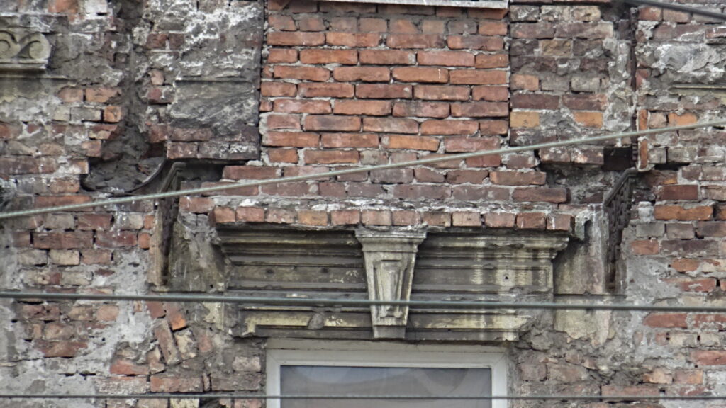 Opaska, okno, Targowa 19. Fot. A. Latoch, 2021