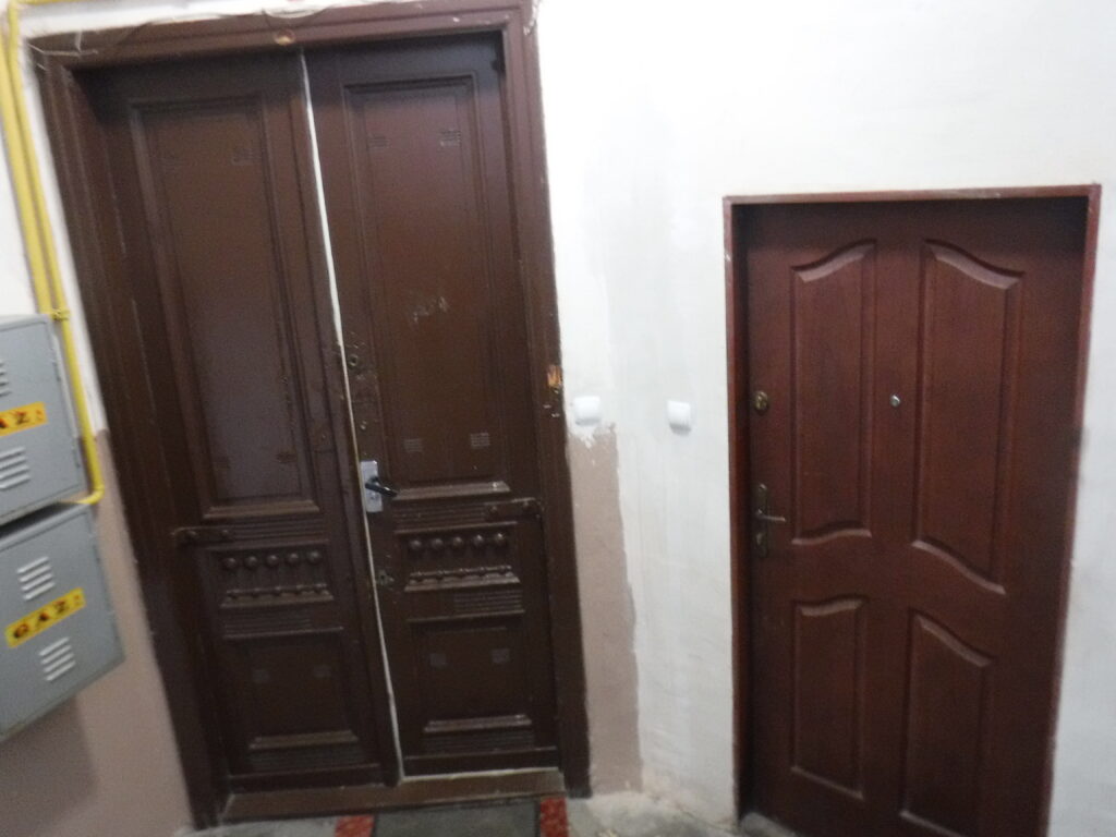 Drzwi, kamienica, Targowa 48. Fot. I. Płaczkowska, 2021