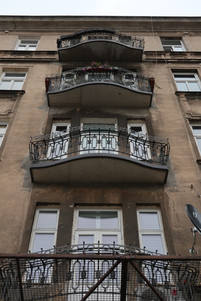 Balkony elewacji frontowej od Targowej, Targowa 84. Fot. C. Rotter, 2021 Dokumentacja wykonana w ramach projektu „Ulica Targowa – społeczna dokumentacja zabytków”