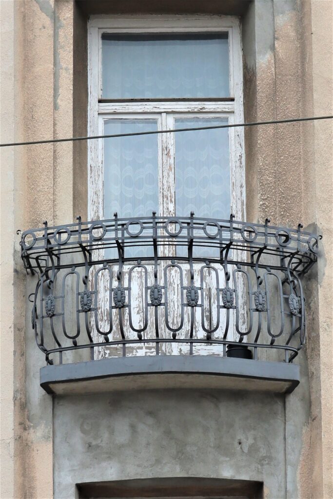 Balustrada balkonu 2 piętra naroża kamienicy, Targowa 84. Fot. C. Rotter, 2021 Dokumentacja wykonana w ramach projektu „Ulica Targowa – społeczna dokumentacja zabytków”