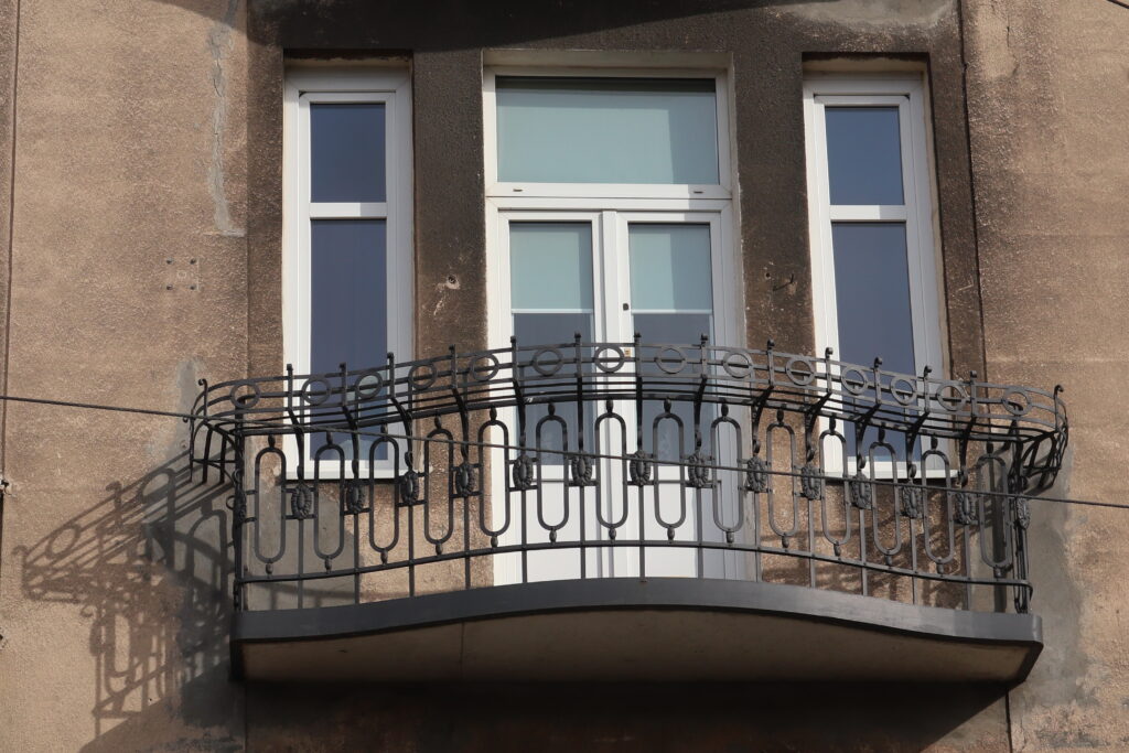 Balustrada balkonu drugiego piętra od Targowej, Targowa 84. Fot. C. Rotter, 2021 Dokumentacja wykonana w ramach projektu „Ulica Targowa – społeczna dokumentacja zabytków”