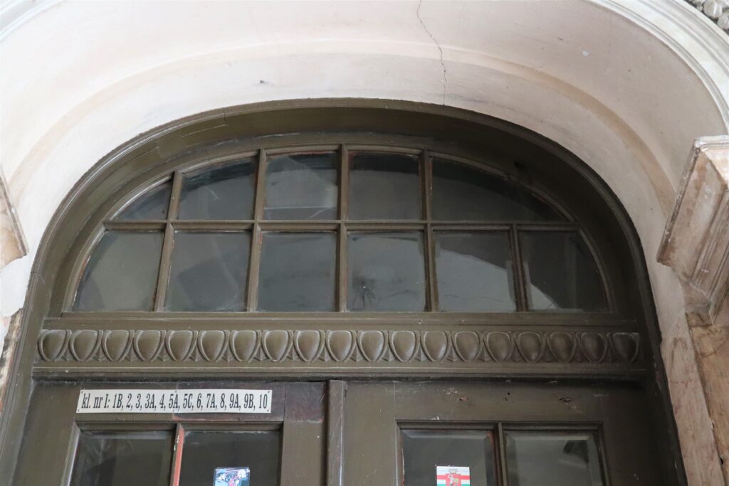 Nadświetle drzwi wejściowych na główną klatkę schodową, Targowa 84. Fot. C. Rotter, 2021 Dokumentacja wykonana w ramach projektu „Ulica Targowa – społeczna dokumentacja zabytków”