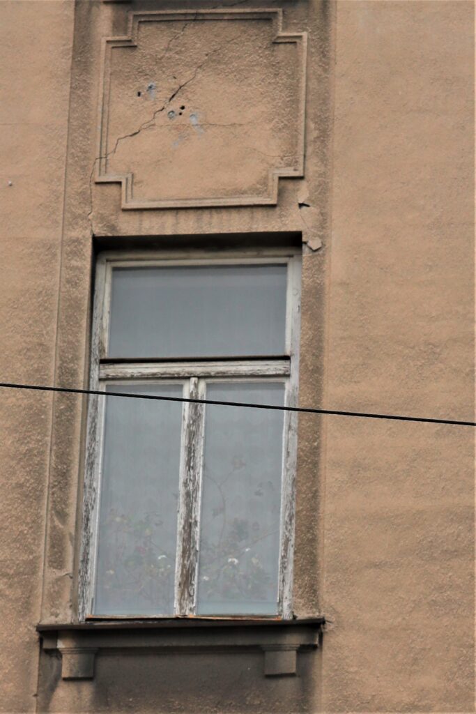 Okno elewacji frontowej, drugie piętro, Targowa 84. Fot. C. Rotter, 2021 Dokumentacja wykonana w ramach projektu „Ulica Targowa – społeczna dokumentacja zabytków”