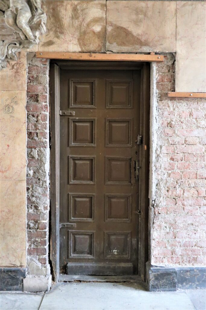 Drzwi do lokalu usługowego w przejeździe bramnym, targowa 84. Fot. C. Rotter, 2021 Dokumentacja wykonana w ramach projektu „Ulica Targowa – społeczna dokumentacja zabytków”