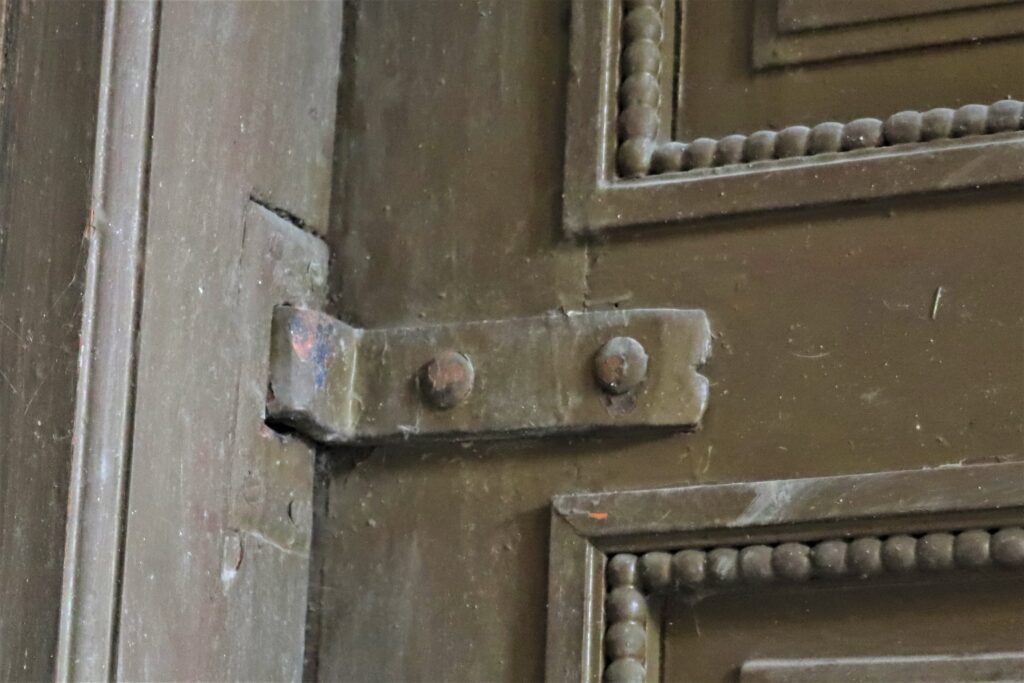 Element mocowania drzwi do lokalu usługowego w przejeździe bramnym, Targowa 84. Fot. C. Rotter, 2021 Dokumentacja wykonana w ramach projektu „Ulica Targowa – społeczna dokumentacja zabytków”