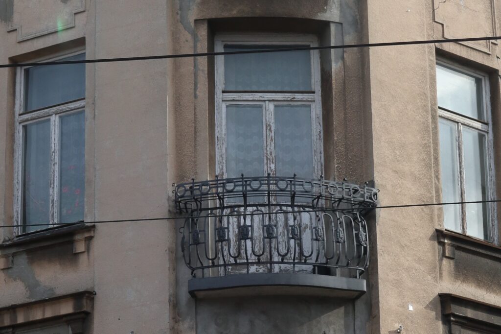 Okno drugiego piętra naroża, targowa 84. Fot. C. Rotter, 2021 Dokumentacja wykonana w ramach projektu „Ulica Targowa – społeczna dokumentacja zabytków”