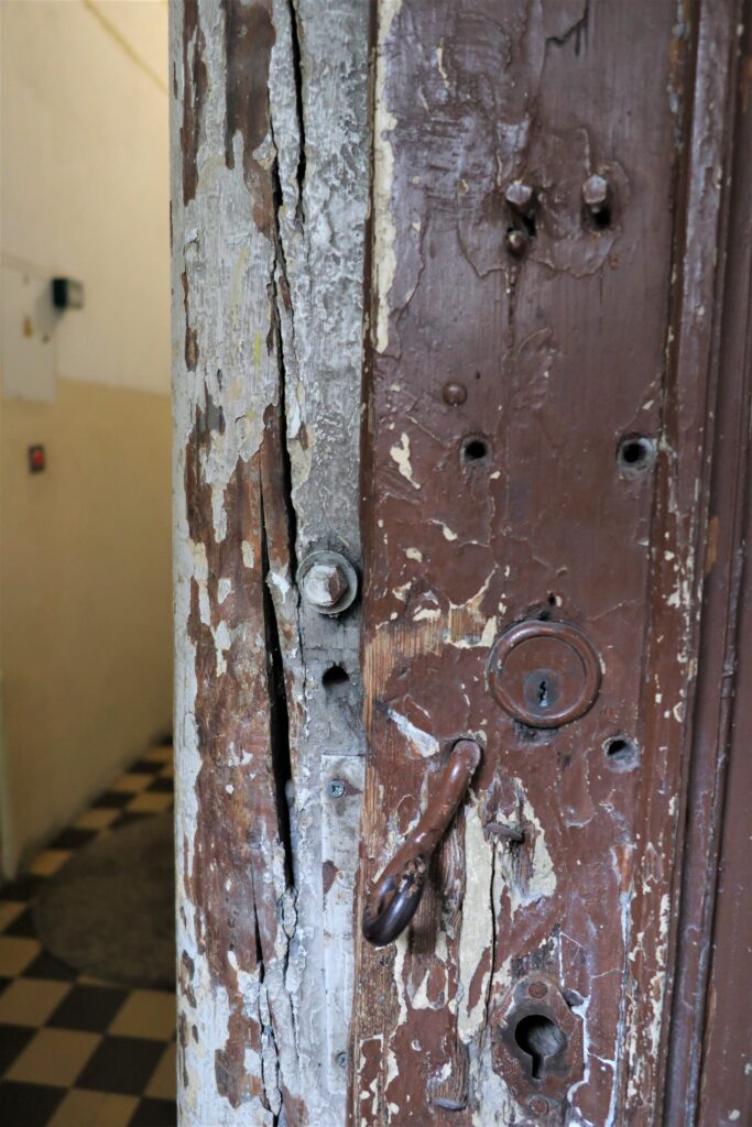 Ościeżnica drzwi do piwnicy w oficynie prawej, Targowa 84. Fot. C. Rotter, 2021 Dokumentacja wykonana w ramach projektu „Ulica Targowa – społeczna dokumentacja zabytków”