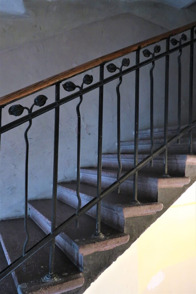 Balustrada schodów oficyny prawej, Targowa 84. Fot. C. Rotter, 2021 Dokumentacja wykonana w ramach projektu „Ulica Targowa – społeczna dokumentacja zabytków”