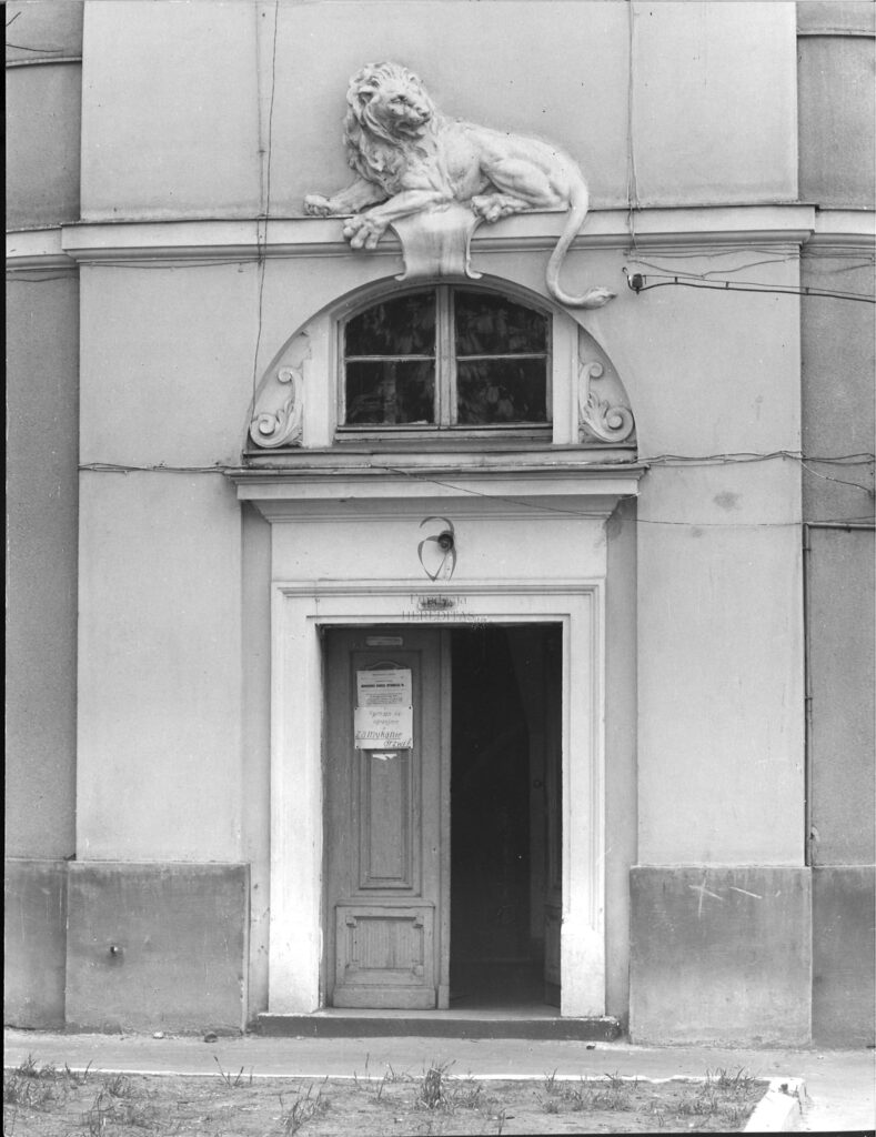 Targowa 70 - kamienica Fragment elewacji od podwórza - wejście do klatki schodowej, fot. Bohdan Olechnicki, 1977, Archiwum WUOZ w Warszawie