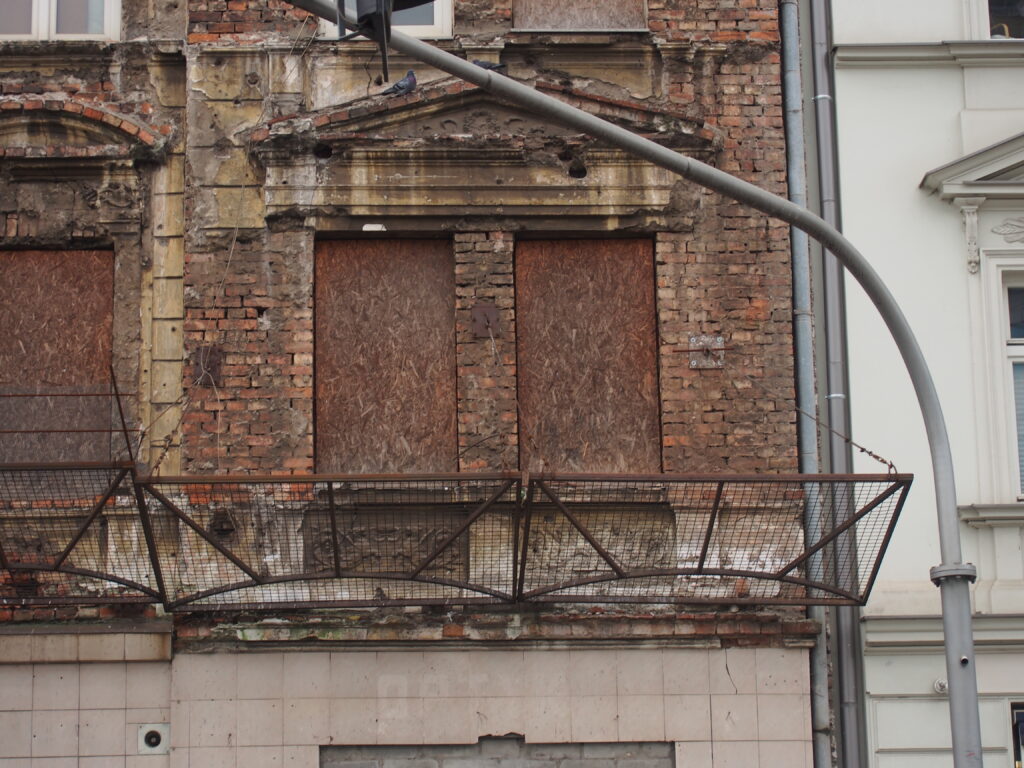 Naczółek, okna, elewacja. Fot. M. Turczyńska, 2021