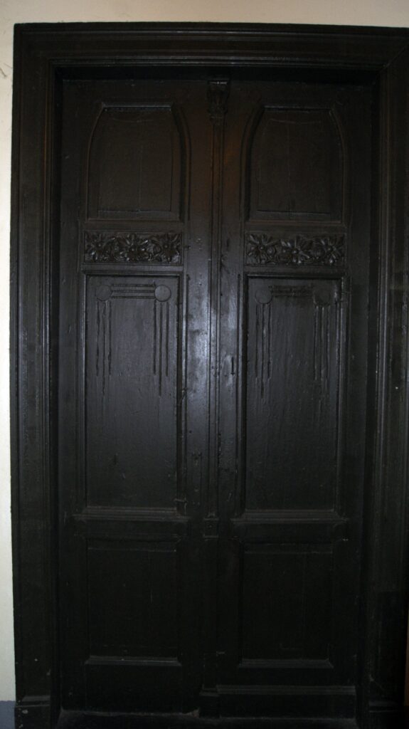 Drzwi, oficyna, Targowa 57. Fot. M. Wesołowska, 2021
