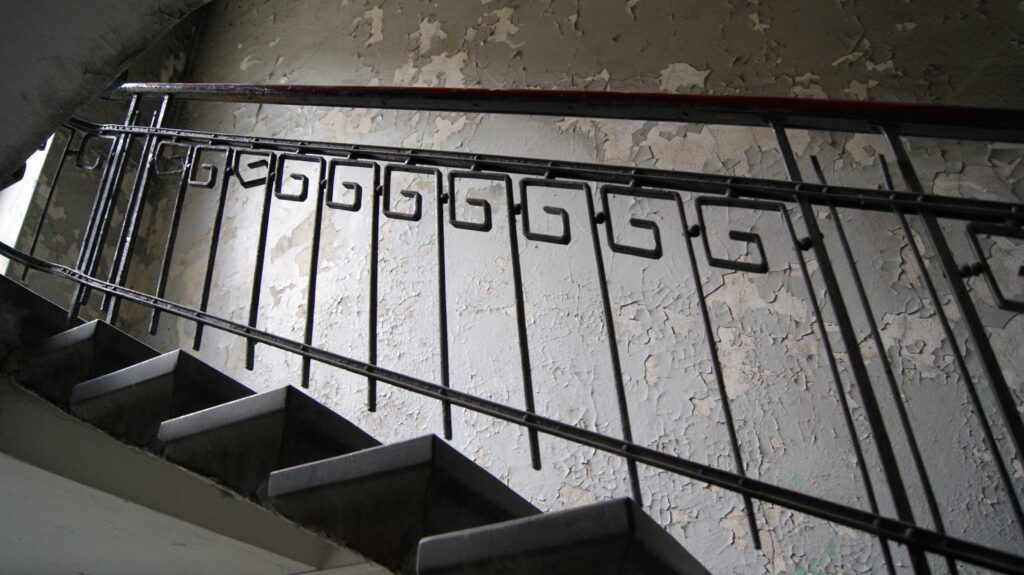 Balustrada schodów głównej klatki schodowej, Targowa 63. Fot. M. Wesołowska, 2021 Dokumentacja wykonana w ramach projektu „Ulica Targowa – społeczna dokumentacja zabytków”