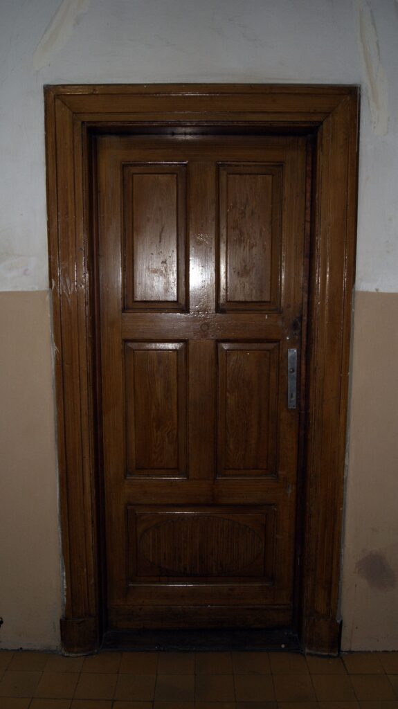 Drzwi, kompleks mieszkalny PKP, ul. Targowa 70. Fot. Monika Wesołowska, 2021