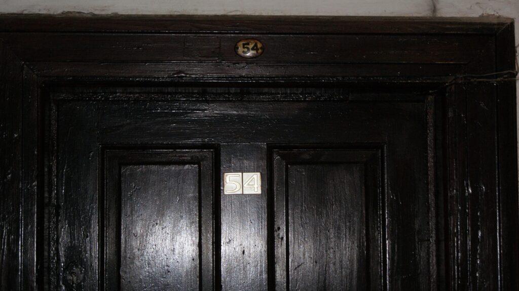 Drzwi, numerek, kompleks mieszkalny PKP, ul. Targowa 70. Fot. Monika Wesołowska, 2021