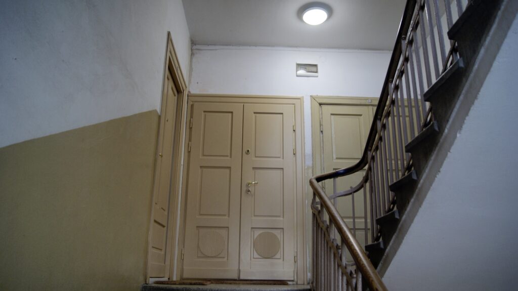 Drzwi, kompleks mieszkalny PKP, ul. Targowa 70. Fot. Monika Wesołowska, 2021
