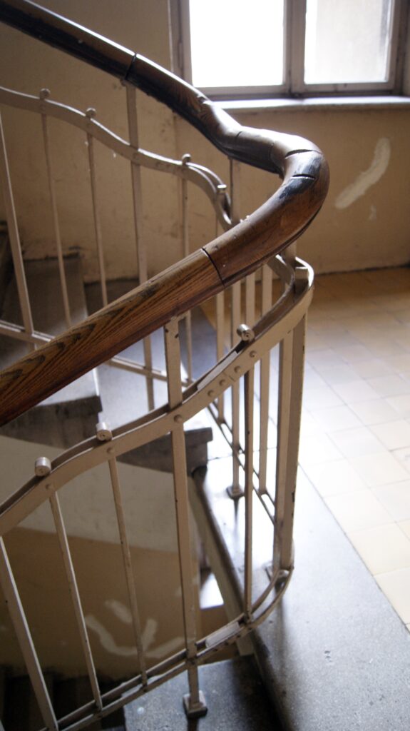 Balustrada, schody, kompleks mieszkalny PKP, ul. Targowa 70. Fot. Monika Wesołowska, 2021
