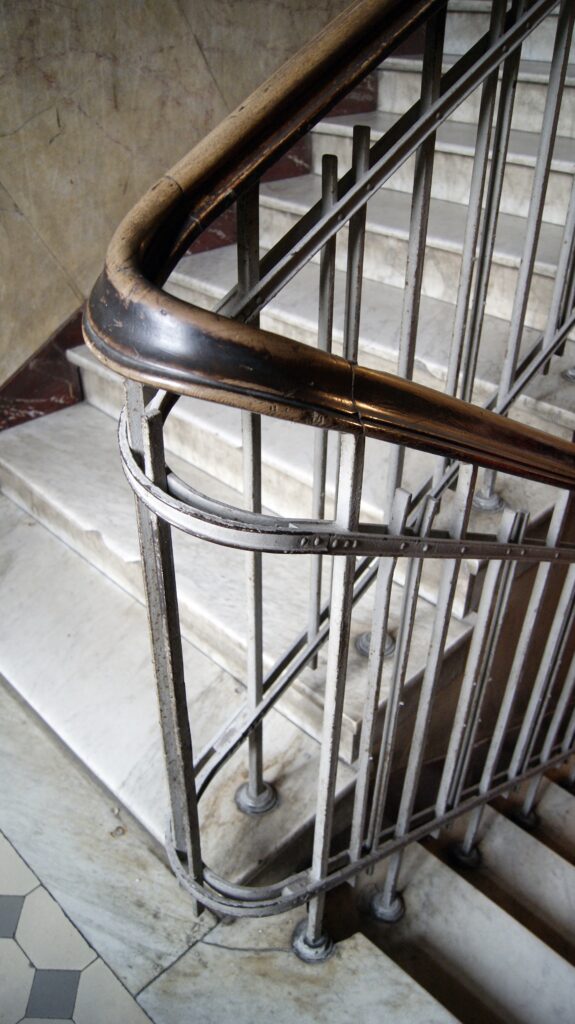 Balustrada schodów głównej klatki schodowej, Targowa 84. Fot. M. Wesołowska, 2021 Dokumentacja wykonana w ramach projektu „Ulica Targowa – społeczna dokumentacja zabytków”