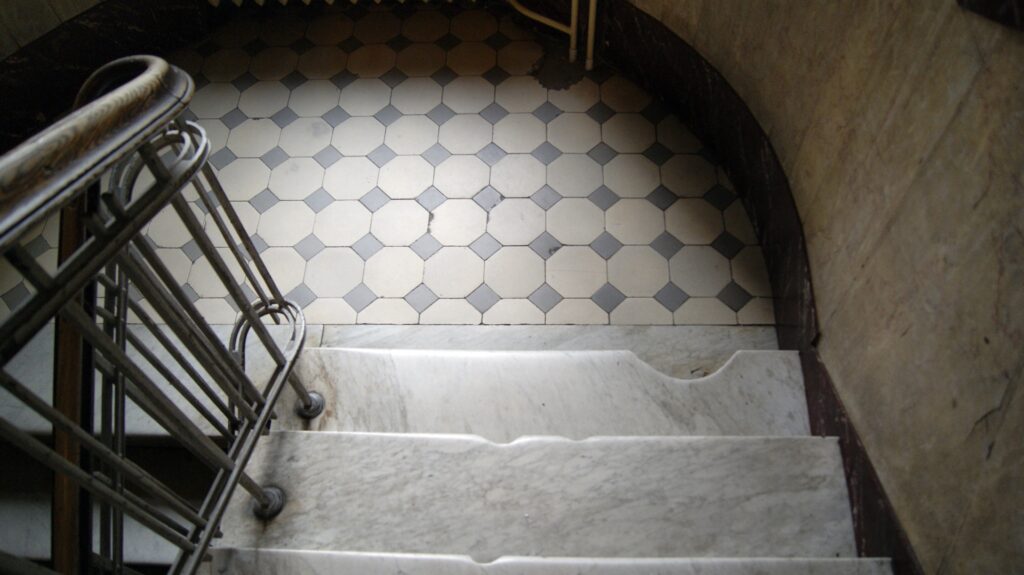 Spocznik schodów głównej klatki schodowej, Targowa 84. Fot. M. Wesołowska, 2021 Dokumentacja wykonana w ramach projektu „Ulica Targowa – społeczna dokumentacja zabytków”