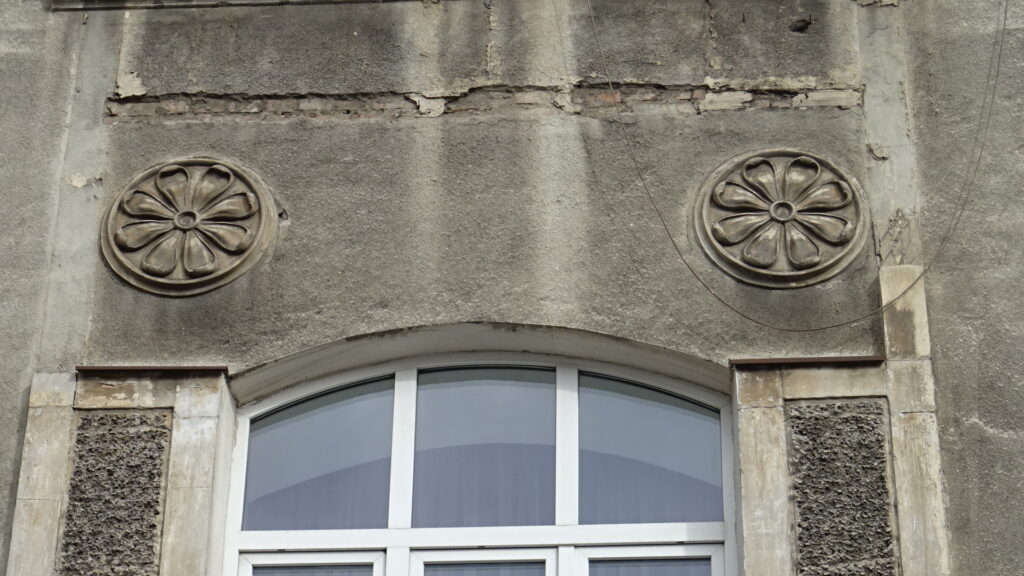 Detal fasady, Targowa 64. Fot. A. Latoch, 2021 Dokumentacja wykonana w ramach projektu „Ulica Targowa – społeczna dokumentacja zabytków”